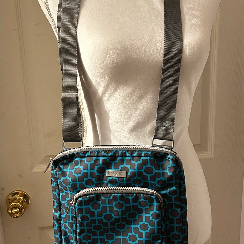 *NWOT Baggallini crossbody purse, blue & grey mosaic pattern with pink lining